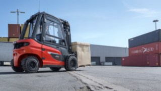 Der Elektrostapler X30 von Linde MH im Außeneinsatz.