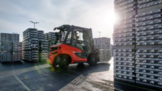 Ein Linde Dieselstapler transportiert Ware auf dem Werksgelände eines Automobilzulieferers.
