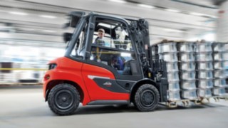 H35 – H50 von Linde Material Handling transportiert Güter im Lager