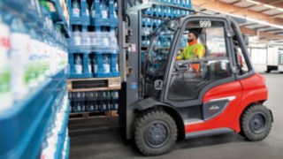 Der V-Stapler H35 von Linde Material Handling im Einsatz im Lager.