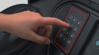 Die Freischaltung des Fahrzeugs erfolgt über die Eingabe des PIN-Codes am Tastenfeld, um unbefugte Nutzung zu verhindern. Detailaufnahme einer PIN-Tastatur, über die der Fahrer das Fahrzeug freischaltet.