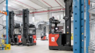 Automatisierter Schubmaststapler R-MATIC von Linde Material Handling im Lager Automatisierter Schubmaststapler R-MATIC von Linde Material Handling im Lager