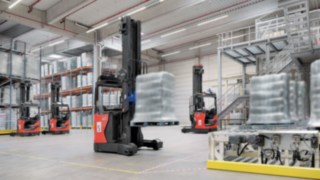 Automatisierte Schubmaststapler von Linde Material Handling sind sicher, einfach in die Intralogistik integrierbar und kosteneffizient. Automatisierter Schubmaststapler R-MATIC von Linde Material Handling im Lager