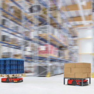 Zwei C-MATICs von Linde MH fahren durch das Lager