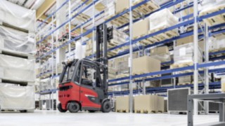 Die Elektrostapler E20 – E35 setzen neue Maßstäbe in puncto Sicherheit. Elektrostapler E30 von Linde Material Handling verräumt Ware im Lager