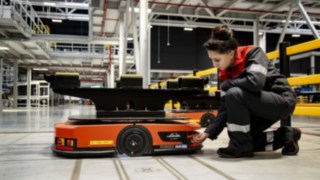 Eine Servicetechnikerin von Linde MH repariert einen C-MATIC