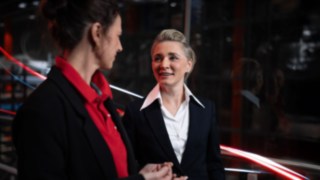 Zwei Mitarbeiterinnen von Linde Material Handling unterhalten sich