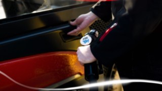 Stapler mit Brennstoffzellentechnologie von Linde Material Handling beim Betanken.