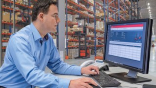Flottenmanager mit connect: Flottenmanagement-Software Flottenmanager blickt auf Bildschirm mit connect: Flottenmanagement-Software