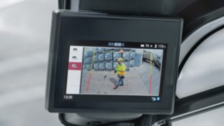 Der hochauflösende Touchbildschirm zeigt detaillierte Videobilder des überwachten Bereichs. Display der Reverse Assist Camera