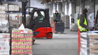 Linde hält Lösungen für alle fünf Kernherausforderungen der 3PL-Branche bereit. Flurförderzeuge von Linde im Einsatz im Lager