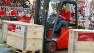 Staplerfahrer beim Parcour des StaplerCups 2005.