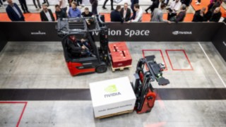Zwei Fahrzeuge von Linde Material Handling transportieren Lasten auf der LogiMAT 2025.