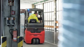 Ein Mitarbeiter von DB Schenker fährt rückwärts mit dem Elektrostapler E16 aus einer Wechselbrücke