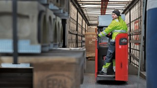 Eine Mitarbeiterin von DB Schenker fährt mit dem Linde D12 HP SP rückwärts von der Laderampe