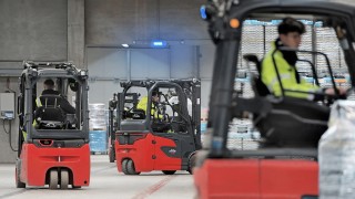 Drei Linde Flurförderfahrzeuge im Einsatz bei DB Schenker