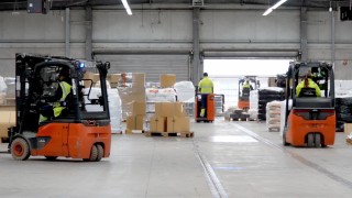 Verschiedene Fahrzeuge von Linde MH transportieren Ware im Lager bei DB Schenker. Verschiedene Fahrzeuge von Linde MH transportieren Ware im Lager bei DB Schenker.