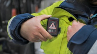 Mitarbeiter von DB Schenker tragen die Portable Unit des Linde Safety Guard