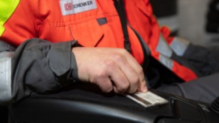 Bild eines Staplerfahrers, der die tägliche Einsatzprüfung vornimmt. Bild eines Staplerfahrers, der die tägliche Einsatzprüfung vornimmt.