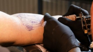 Das Tattoo wird auf Marcell Langes Arm tätowiert.