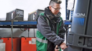 Die Fritz Gruppe setzt mittlerweile auf moderne Linde Lithium-Ionen-Technologie. Video zur Umstellung von von Blei-Säure- auf moderne Linde Lithium-Ionen-Technologie bei der Fritz Gruppe