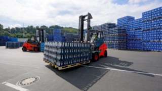 Der Linde Elektrostapler E80 wird durch die Nutzung nachhaltig erzeugter Primärenergie bei Gerolsteiner vollständig CO2-emissionsfrei betreiben. 