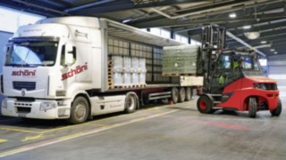 Linde Stapler lädt Paletten mit Heineken Bier in einen LKW