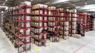 Schmalganglager mit drei Linde Schmalgangstaplern vor ihren Regalgassen.