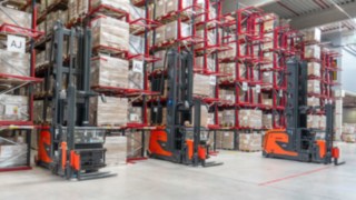 Drei Schmalgangkommissionierer von Linde MH bei K2 Systems im Lager