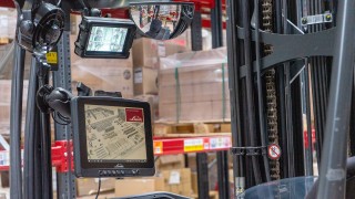 Die Lagerverwaltungssoftware von Linde MH auf dem Bildschirm im Fahrzeug.
