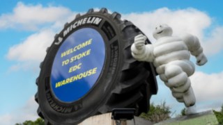 Figur des Michelin-Männchens vor dem Werk von Michelin Tyre PLC in Stoke-on-Trent.