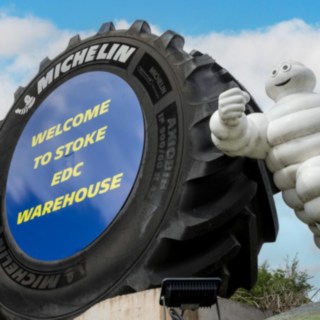 Figur des Michelin-Männchens vor dem Werk von Michelin Tyre PLC in Stoke-on-Trent.