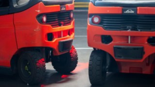 Linde Reverse Assist Radar am Heck zweier Gegengewichtsstapler Linde E20.