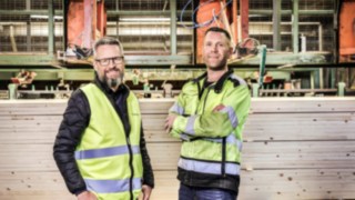 Norrlands trä Mitarbeiter über V-Stapler 1401 von Linde Material Handling Mitarbeiter von Norrlands trä über V-Stapler 1401 von Linde Material Handling