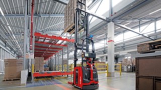 Linde L-MATIC HD beim Einlagern von Waren in bis zu 4 Metern Höhe Linde L-MATIC HD beim Einlagern von Waren in bis zu 4 Metern Höhe