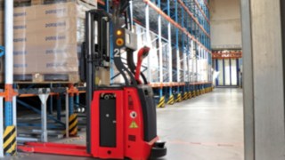 Autonome Hochhubwagen L-MATIC von Linde Material Handling bei Poloplast