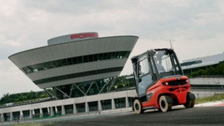 Der Gegengewichtsstapler H25 von Linde beweist Dynamik auf der Rennstrecke. Der Gegengewichtsstapler H25 von Linde Material Handling