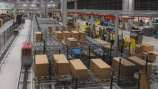 Blick auf die Elektrobodenbahn und Packplätze