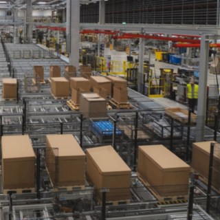 Blick auf die Elektrobodenbahn und Packplätze