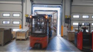 Linde Elektrostapler belädt einen LKW über die Laderampe