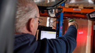 Ein Mitarbeiter von Schröder scannt den Barcode an der Ware. Ein Mitarbeiter von Schröder scannt den Barcode an der WareEin Mitarbeiter von Schröder scannt den Barcode an der Ware.Ein Mitarbeiter von Schröder scannt den Barcode an der Ware