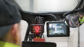 Mitarbeiter von Seifert Logistics mit Linde Dynamic Mast Control 