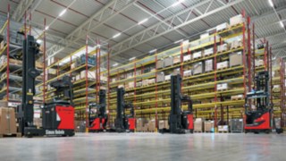Mehrere automatisierte Schubmaststapler, R-MATIC, von Linde MH im Lager bei Simon Hegele