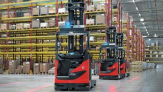 Mehrere automatisierte Schubmaststapler Linde R-MATIC im Einsatz bei Simon Hegele.