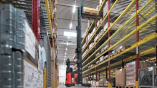 Der Linde R-MATIC lagert eine Palette in ein Hochregal ein.