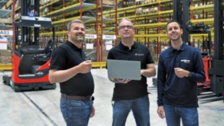 Oliver Sitzmann, Marcus Wieland, jeweils von Simon Hegele, und Thomas Eußner, von Ernst Müller Fördertechnik, stehen nebeneinander im Lager.