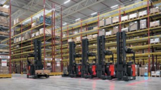 Fünf R-MATIC von Linde Material Handling stehen aufgereiht vor dem Breitgangregallager von Simon Hegele.