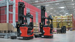 Zwei R-MATIC von Linde MH im Lager bei Simon Hegele mit den Namen "Simon Hebele" und "Hubi"