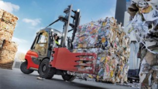 Beim Papierproduzenten Smurfit Kappa Wrexen Paper & Board laufen die Gegengewichtsstapler H50 nahezu nonstop unter Volllast. H50 von Linde Material Handling transportiert Lasten auf dem Gelände von Smurfit Kappa.