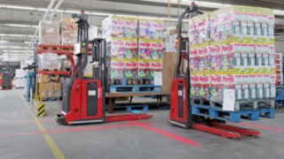 Zwei L-MATIC von Linde Material Handling im Warenhaus bei TST
